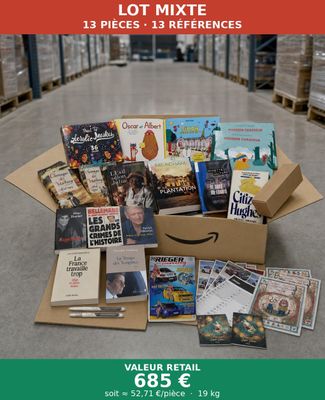 une caisse remplie de livres posée à même le sol dans un entrepôt