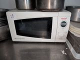 un micro-ondes posé sur un comptoir