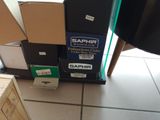 une pile de cartons posée par terre à côté d'une chaise