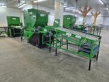 une machine verte qui se trouve au milieu d'une pièce