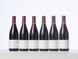 six bouteilles de vin rouge alignées