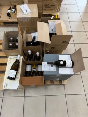 de nombreuses caisses de vin posées par terre dans un magasin