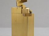 un briquet doré posé sur une table blanche
