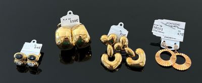 Plusieurs types de bijoux en or sont présentés sur un fond noir