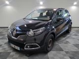 la voiture noire est garée sur un sol en damier dans le garage