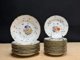 plusieurs assiettes empilées sur une table