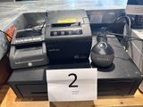 deux ordinateurs et une souris posés sur un bureau, avec une étiquette de prix