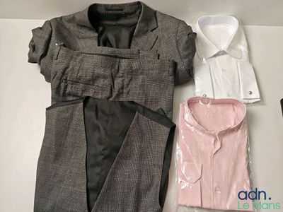 une photo d'un costume et d'une chemise posés sur une table