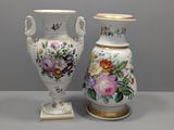 deux vases peints avec des fleurs
