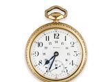 une image d'une montre de poche en or avec des chiffres romains sur le cadran