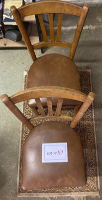 paire de chaises en bois avec coussins d'assise et de dossier en cuir