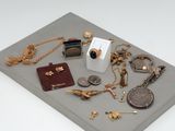de nombreux bijoux en or et en argent posés sur une table