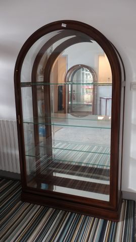 Vitrine finition acajou, de forme demi-lune en partie haute. Fond...