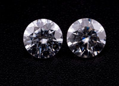 deux diamants ronds taille brillant sur un fond noir