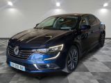 la voiture bleue est garée sur un sol en damier dans le garage