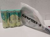 quatre raquettes de tennis emballées dans des sacs en plastique, posées sur une table