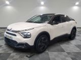 un 4x4 blanc garé dans une pièce au sol en damier