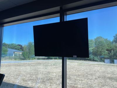 un téléviseur à écran plat accroché au mur de la chambre