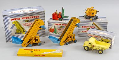 cinq camions miniatures différents et une boîte de jeux de construction