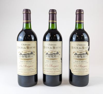 trois bouteilles de vin rouge posées l'une à côté de l'autre sur une surface blanche