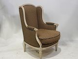 une chaise marron et blanche posée sur un sol blanc