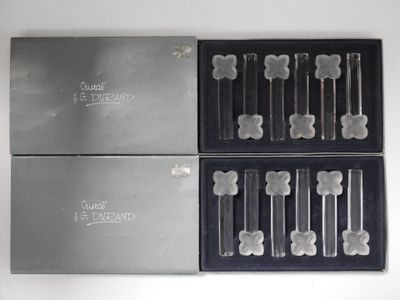 quatre boîtes argentées et noires contenant un lot de cinq brosses à dents en verre