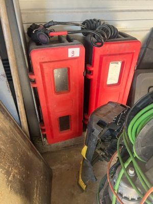 deux bouches d'incendie rouges placées l'une à côté de l'autre dans un garage