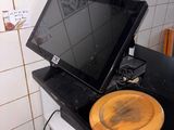 un ordinateur portable posé sur un comptoir noir