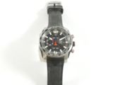 gros plan d'une montre sur une surface blanche