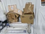 un grand nombre de boîtes posées sur une table
