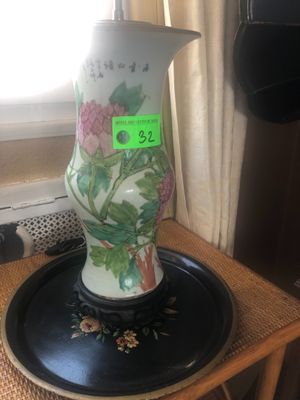 un vase posé sur une assiette, sur une table
