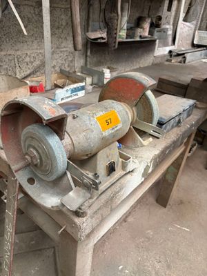 une machine posée sur une table
