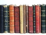 beaucoup de livres empilés les uns sur les autres sur une étagère