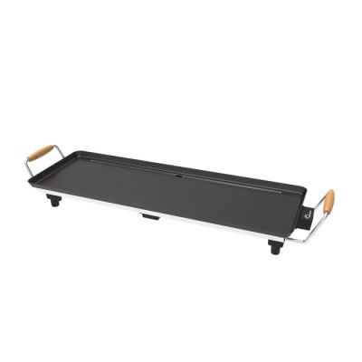 une image représentant une grille munie d'un manche en bois sur fond blanc