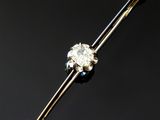 un gros plan sur une barrette composée d'une seule perle et d'un diamant