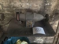 1 servante avec outillage et un touret (photo 4)