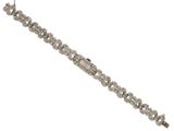 gros plan d'un bracelet en diamant sur fond blanc