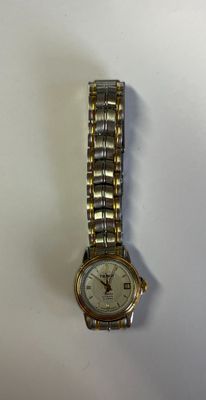 une image d'une montre-bracelet de femme sur une surface blanche