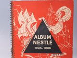 album Nestlé, 1953-1956, avec une couverture rouge et un triangle noir sur la face avant