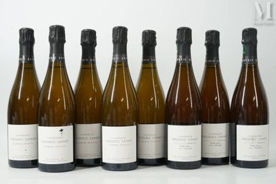 six bouteilles de vin sont alignées sur une table
