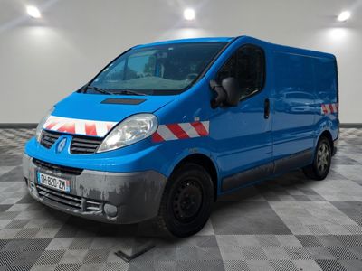 la photo d'une camionnette bleue garée dans un garage