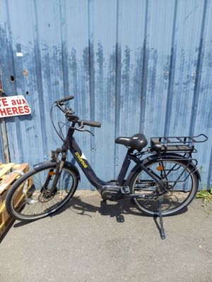 un vélo garé près d'un mur bleu