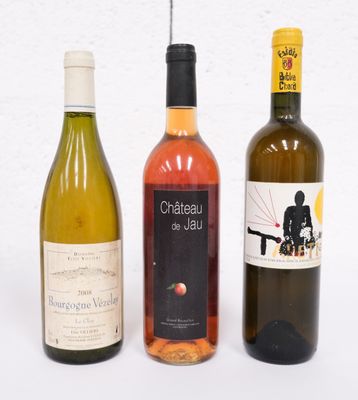 trois bouteilles de vin posées l'une à côté de l'autre sur une table