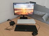 un bureau d'ordinateur sur lequel se trouvent un clavier, une souris et un écran