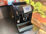 une machine à café posée sur le comptoir d'un magasin
