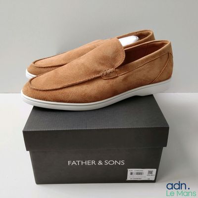 mocassins pour homme de couleur beige, à semelles blanches, sur une chaussure à bout carré noire