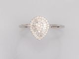 une bague en or blanc sertie d'un diamant taille poire et de diamants taille baguette