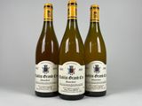 trois bouteilles de vin posées l'une à côté de l'autre sur une table