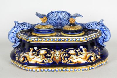 une boîte bleue et dorée sur laquelle sont représentés deux poissons et un coquillage