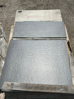 un grand réfrigérateur métallique posé sur une palette